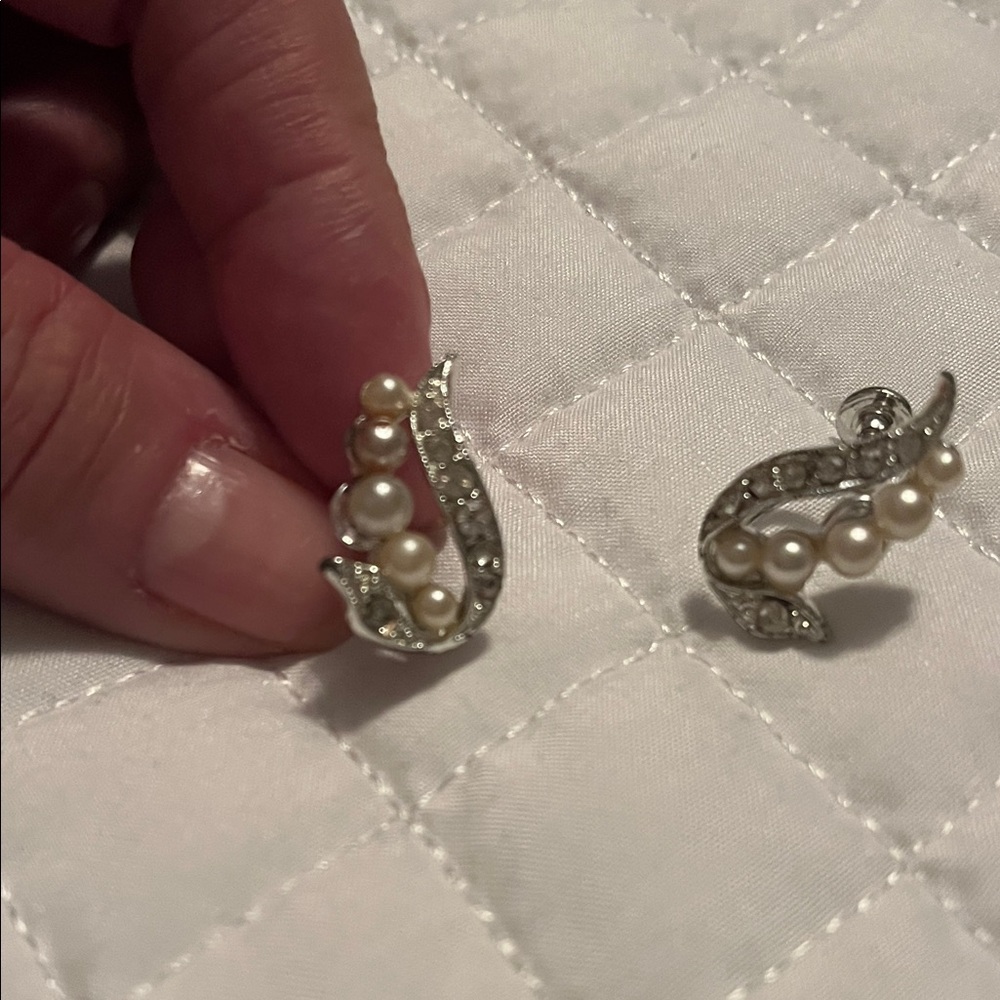 Vintage Screw back Elegant Silver and Pearl Earrings